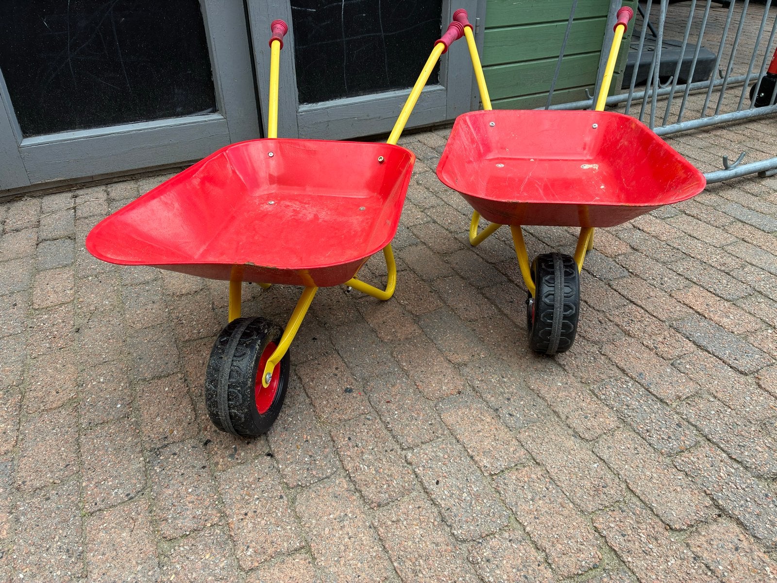 2x ijzeren Kinder kruiwagen rood/geel - Jonotoys, Ophalen, Gebruikt