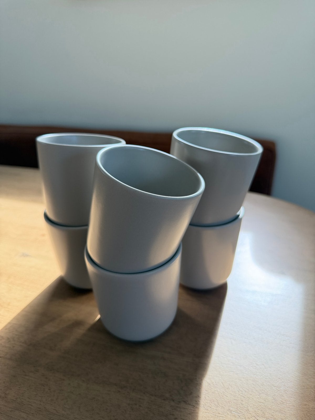 Set van 6 Albert Heijn koffiekoppen, lichtgrijs, stapelbaar, Nieuw, Ophalen of Verzenden, Steen/keramiek, Grijs