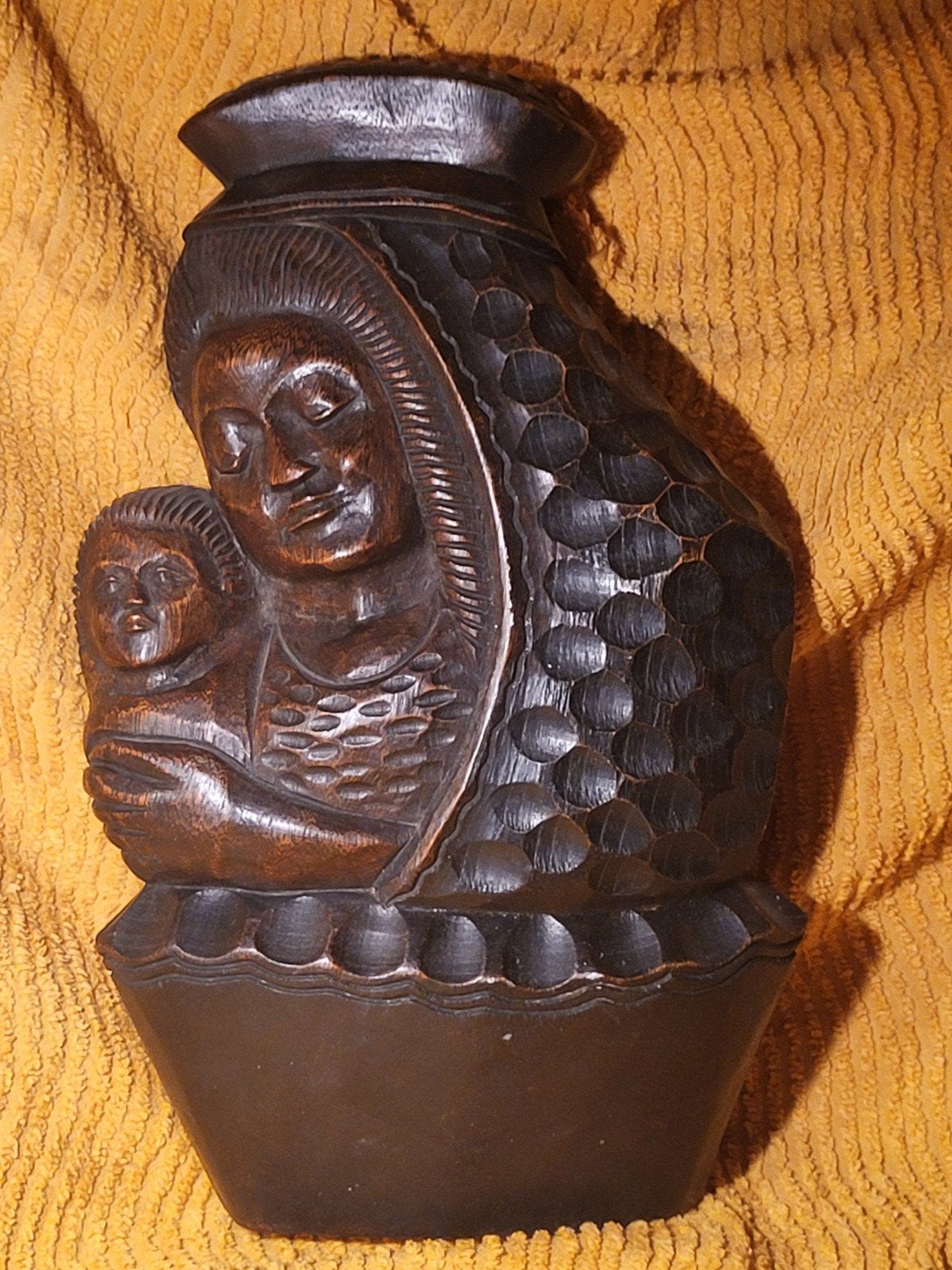 Handgesneden houten sculptuur van moeder en kind, Ophalen of Verzenden, Handgemaakt, 20 - 50 cm, Scène