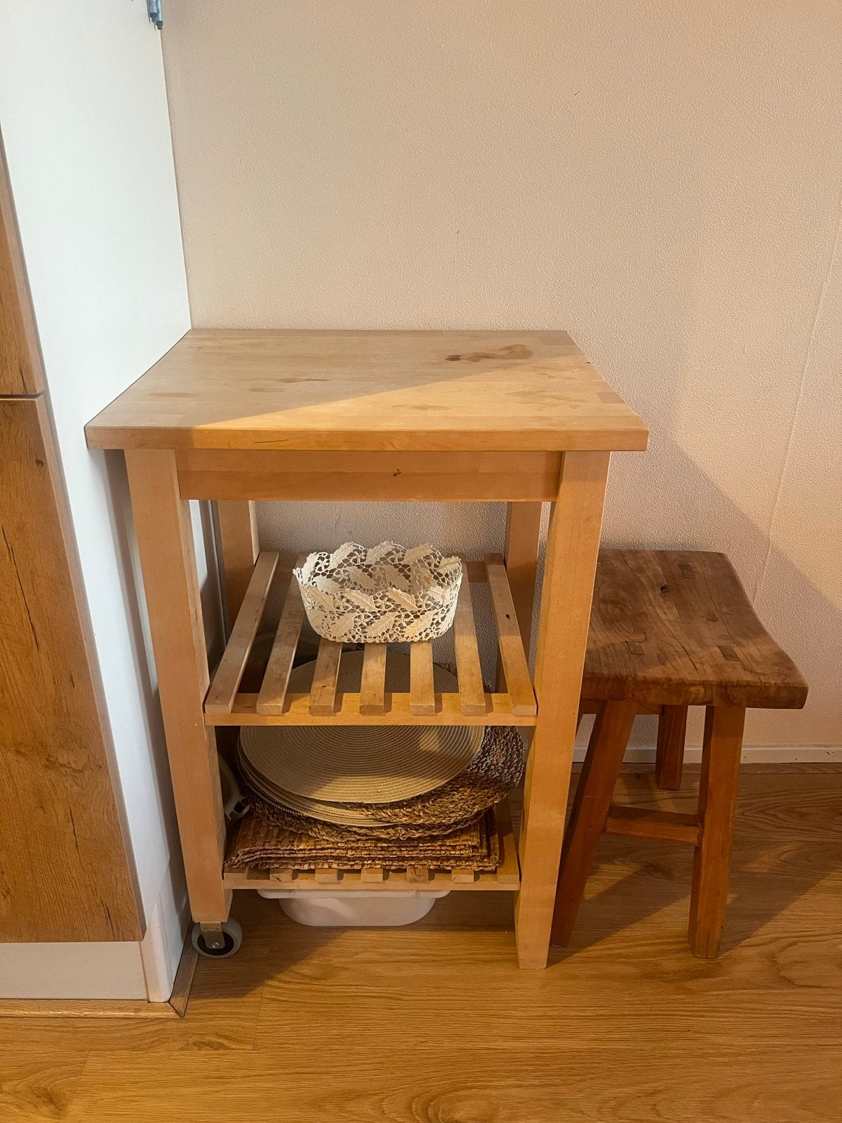 Houten bijzettafel met wielen, Ophalen, Minder dan 55 cm, Gebruikt, Vierkant