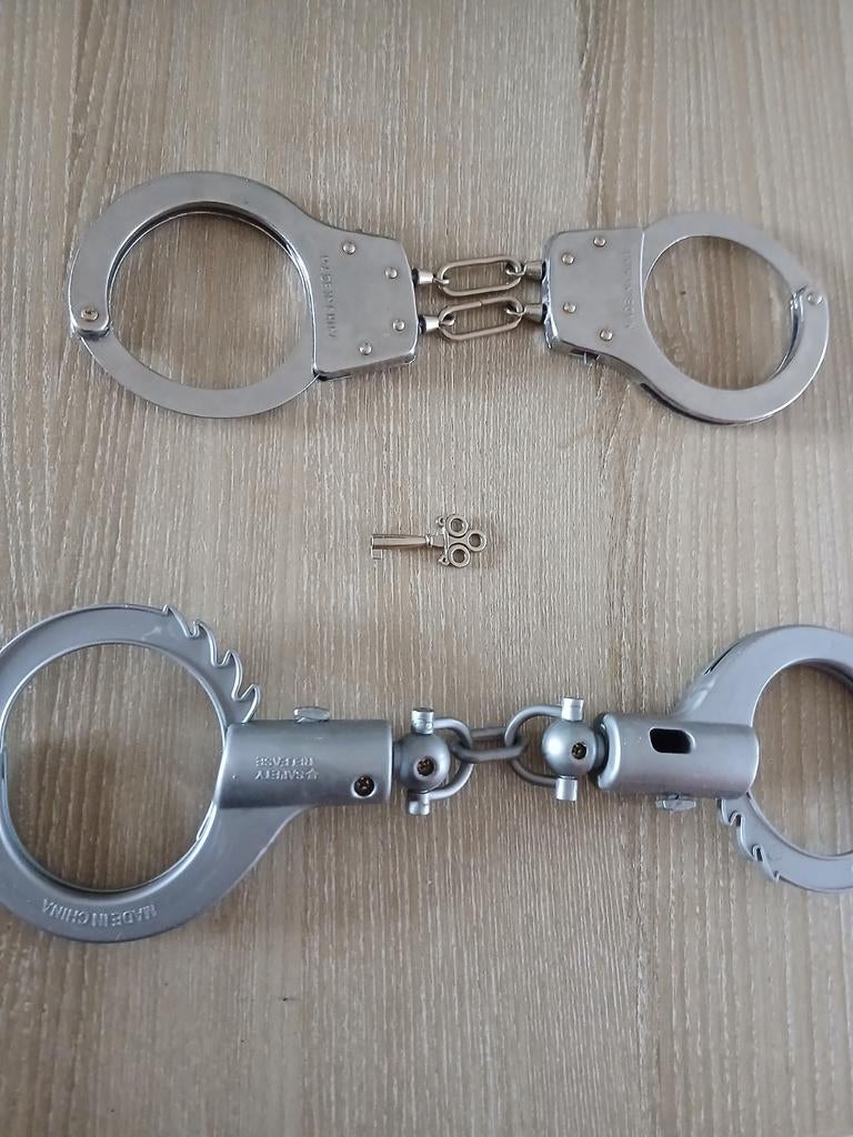 Twee speelgoed handboeien met sleutel, Ophalen of Verzenden