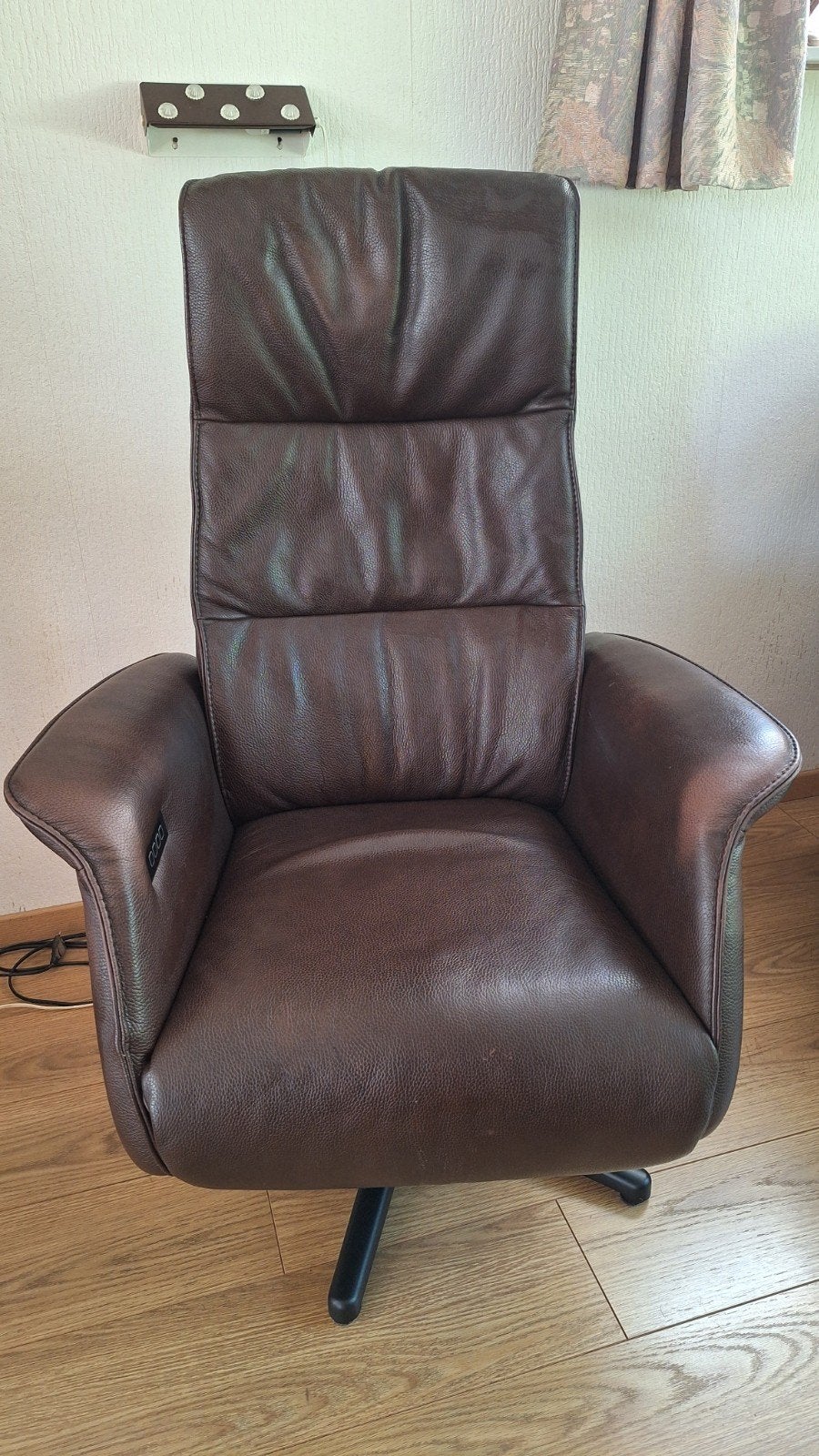 Lederen Relaxfauteuil - Bruin met sta op functie, Ophalen of Verzenden, Zo goed als nieuw, Modern, 50 tot 75 cm