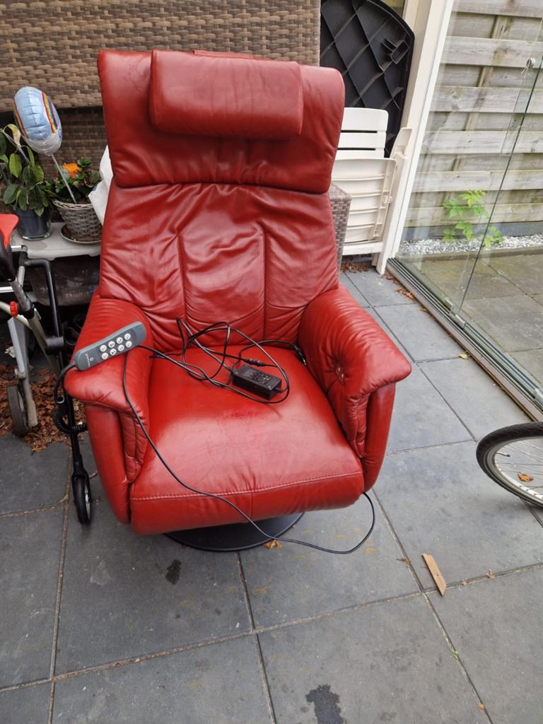 Prominente relaxfauteuil, rood leer, geen massagefunctie, Huis en Inrichting, Fauteuils, Ophalen, Gebruikt, Modern, Comfort, 75 tot 100 cm