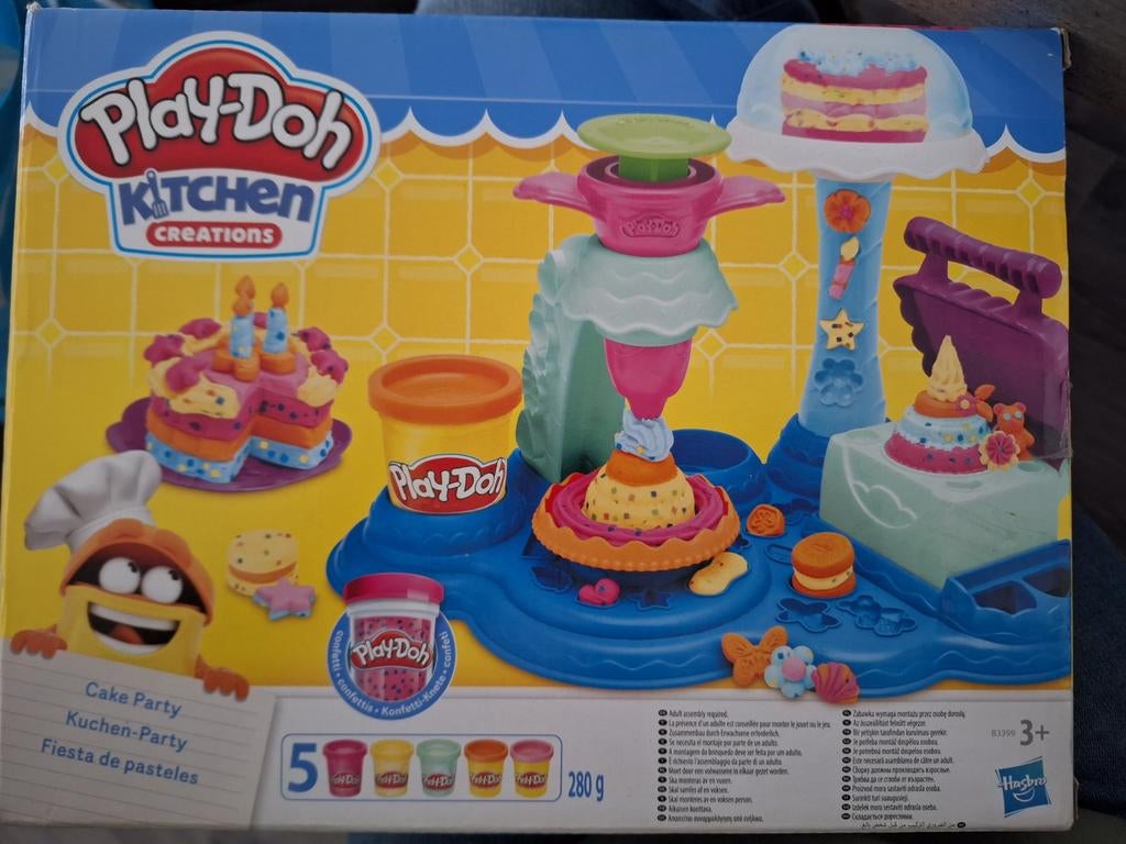 Play-Doh Kitchen Creations Cake Party met klei en attributen, Ophalen of Verzenden, Gebruikt, Knutselen