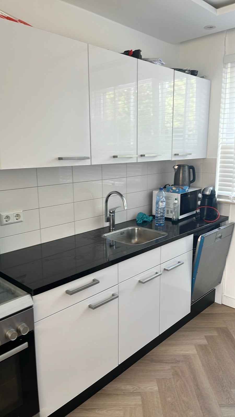 Moderne witte keuken met zwart werkblad, Huis en Inrichting, Keuken | Complete keukens, Ophalen, Wit, Enkelwandige keuken, Kunststof