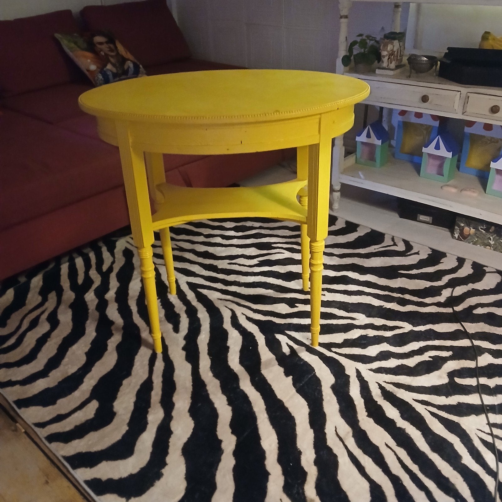 hoge antieke geel geverfde bijzettafel, Huis en Inrichting, Ophalen, Gebruikt, 50 tot 100 cm, Ovaal