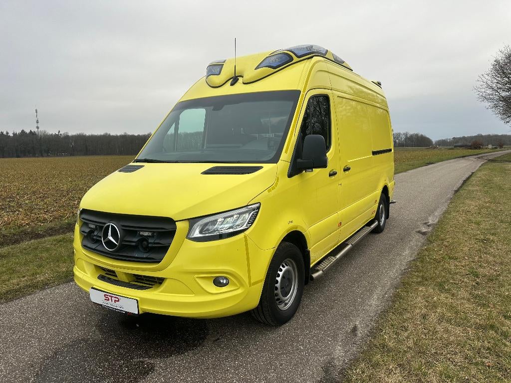 Mercedes-Benz Sprinter 319 cdi 6 cilinder Ambulance 2020, Auto's, Achterwielaandrijving, 2000 kg, 4 stoelen, Leder en Stof