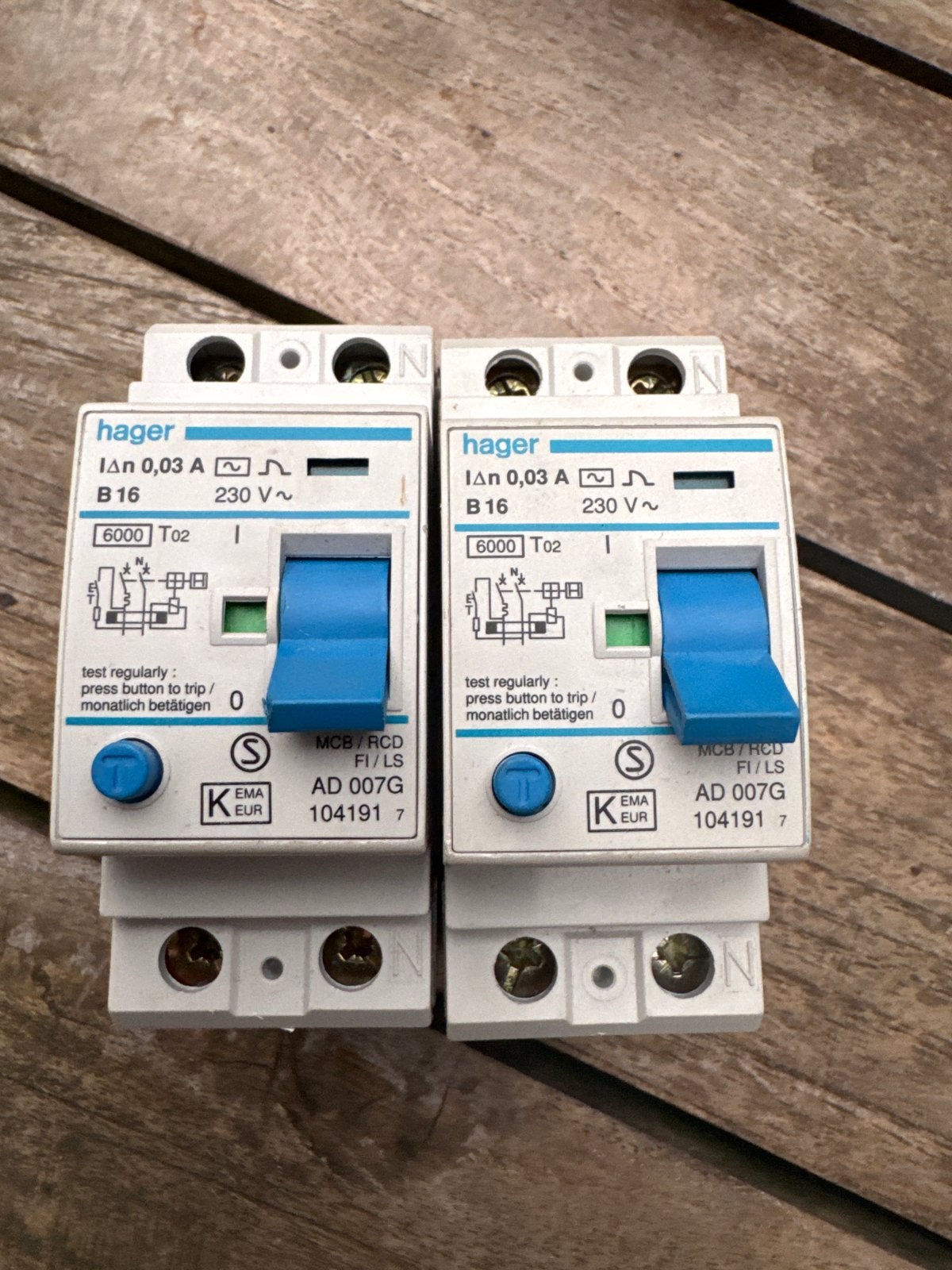 Hager aardlekautomaat AD 007G B16 0,03A (2 stuks), Doe-het-zelf en Verbouw, Elektra en Kabels, Ophalen of Verzenden, Gebruikt