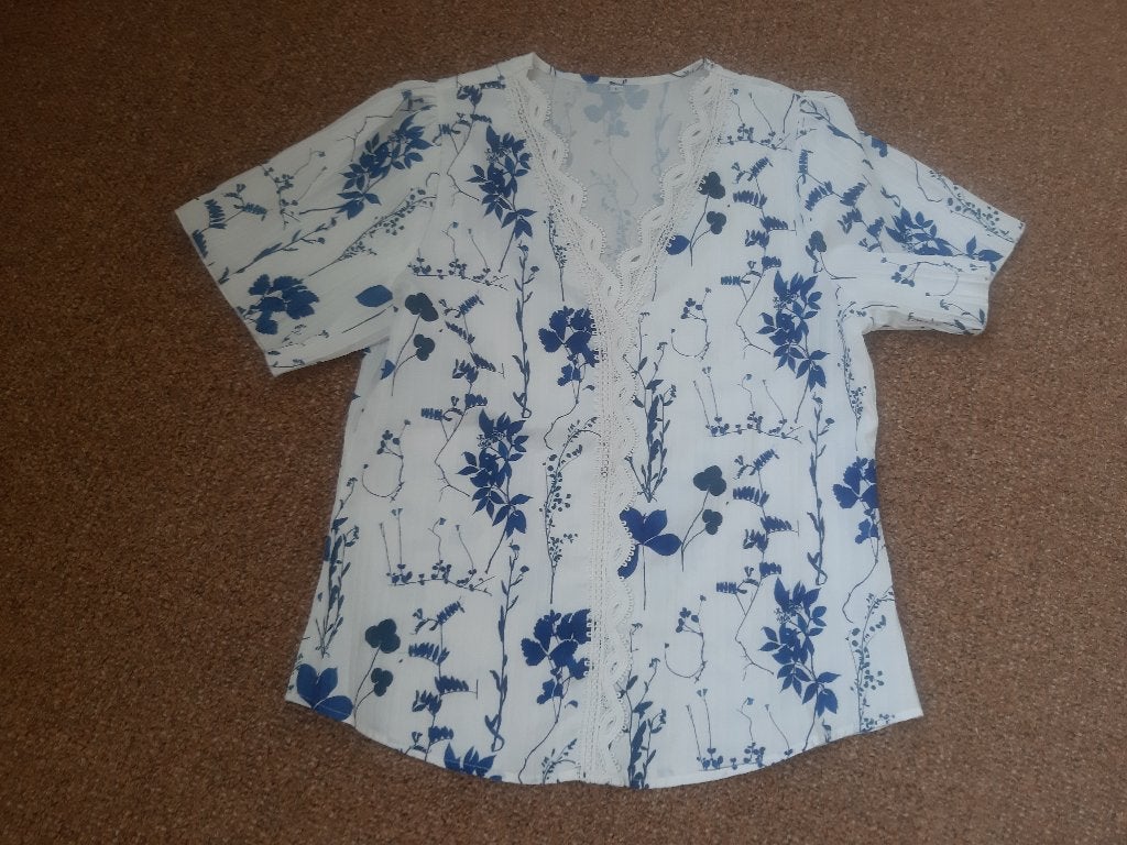 aparte wit/blauwe blouse maat L (maat 42/44), Ophalen, Zo goed als nieuw, Maat 42/44 (L), Wit