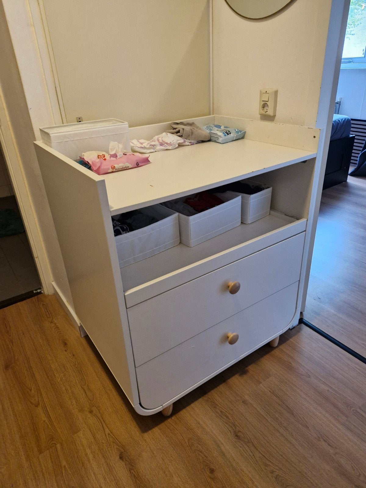 Witte commode met lades en opstaande rand, Ophalen, Gebruikt, 50 tot 70 cm, 75 tot 100 cm