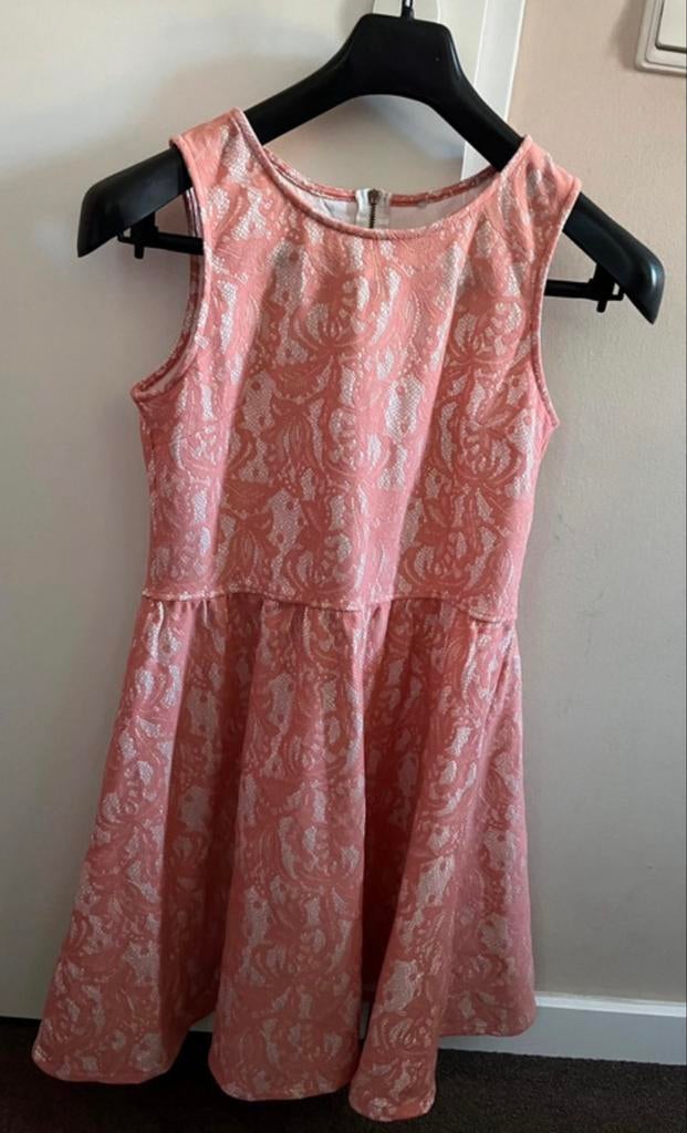 Zalmroze jurk met wit kantpatroon maat 40, Kleding | Dames, Jurken, Ophalen of Verzenden, Zo goed als nieuw, Roze, Maat 36 (S)