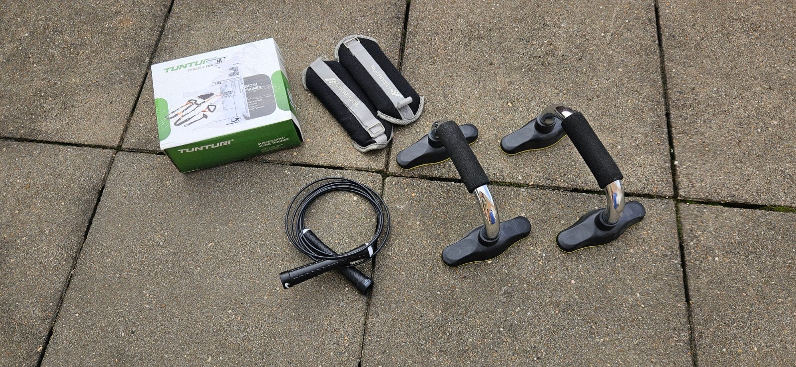 Bootcamp materiaal: springtouw, gewichtjes, TRX, push-up, Ophalen