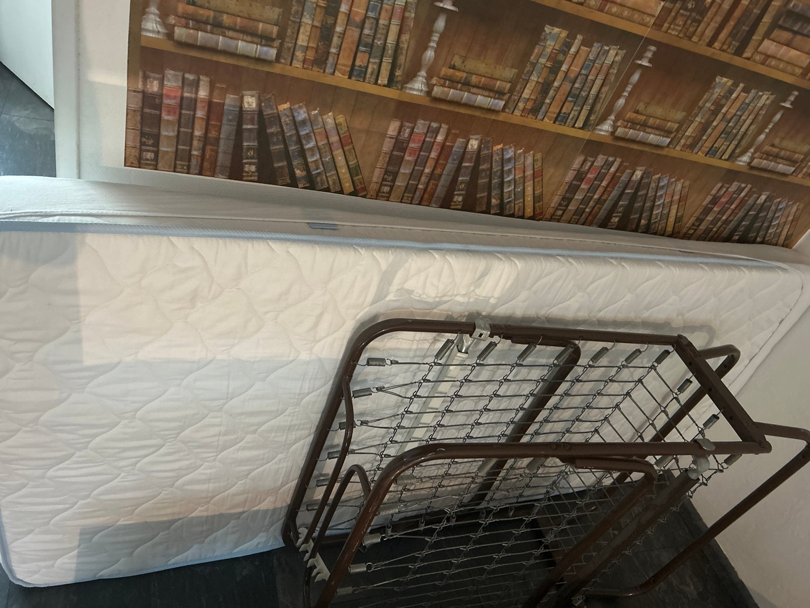 Comfortabele matras met opklapbare metalen bodem, Ophalen, Zo goed als nieuw, Matras