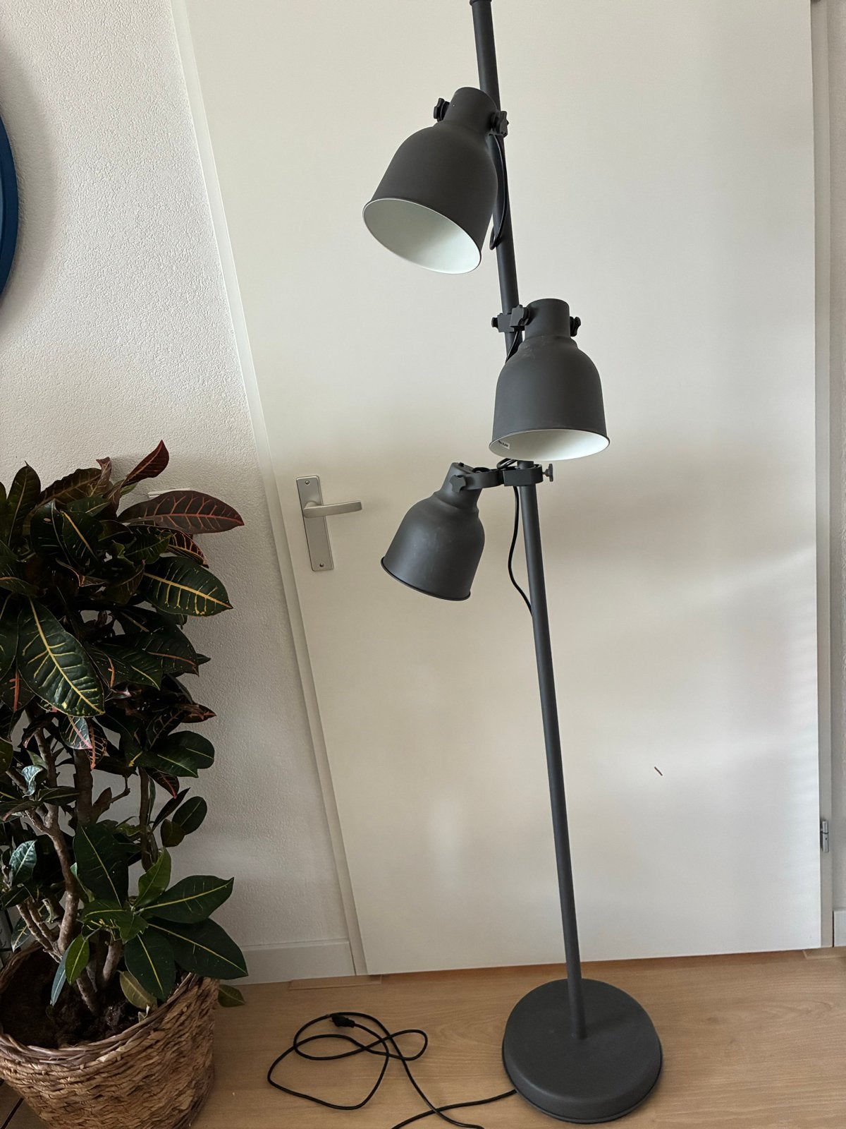 IKEA Hektar Vloerlamp met 3 Spots - Donkergrijs, Ophalen, E27 (groot), Zo goed als nieuw, Metaal