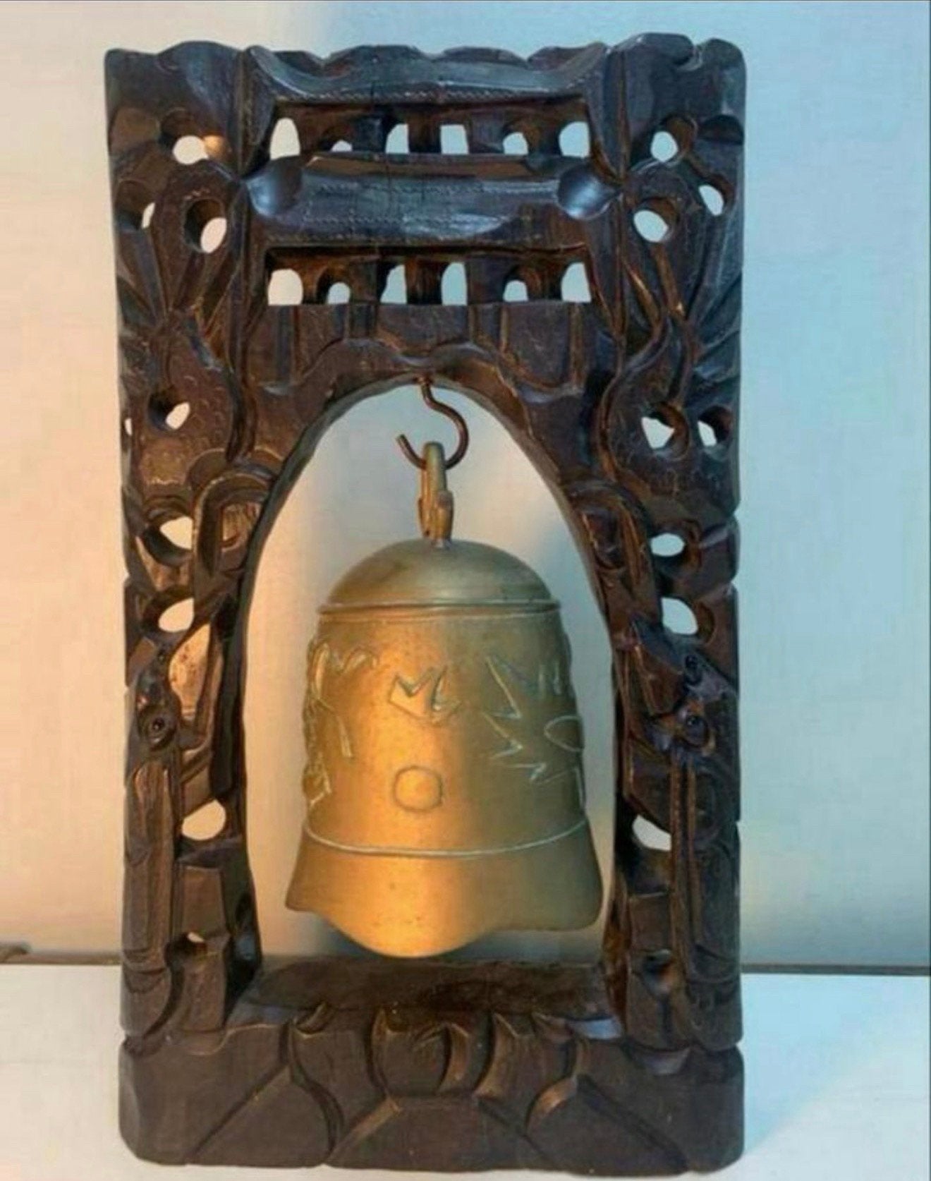 Grote Aziatische Tempelbel met Gesneden Houten Frame, Antiek en Kunst, Ophalen of Verzenden