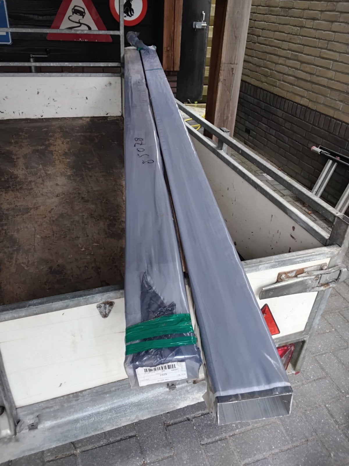 ALUMINIUM  PROFIELEN voor onder de glasdeuren, Ophalen, Nieuw, Aluminium