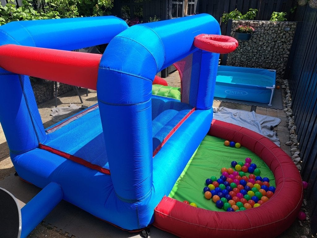 NIEUW IN DOOS - Springkussen met Ballenbak, ballen en pomp, Ophalen of Verzenden, Nieuw
