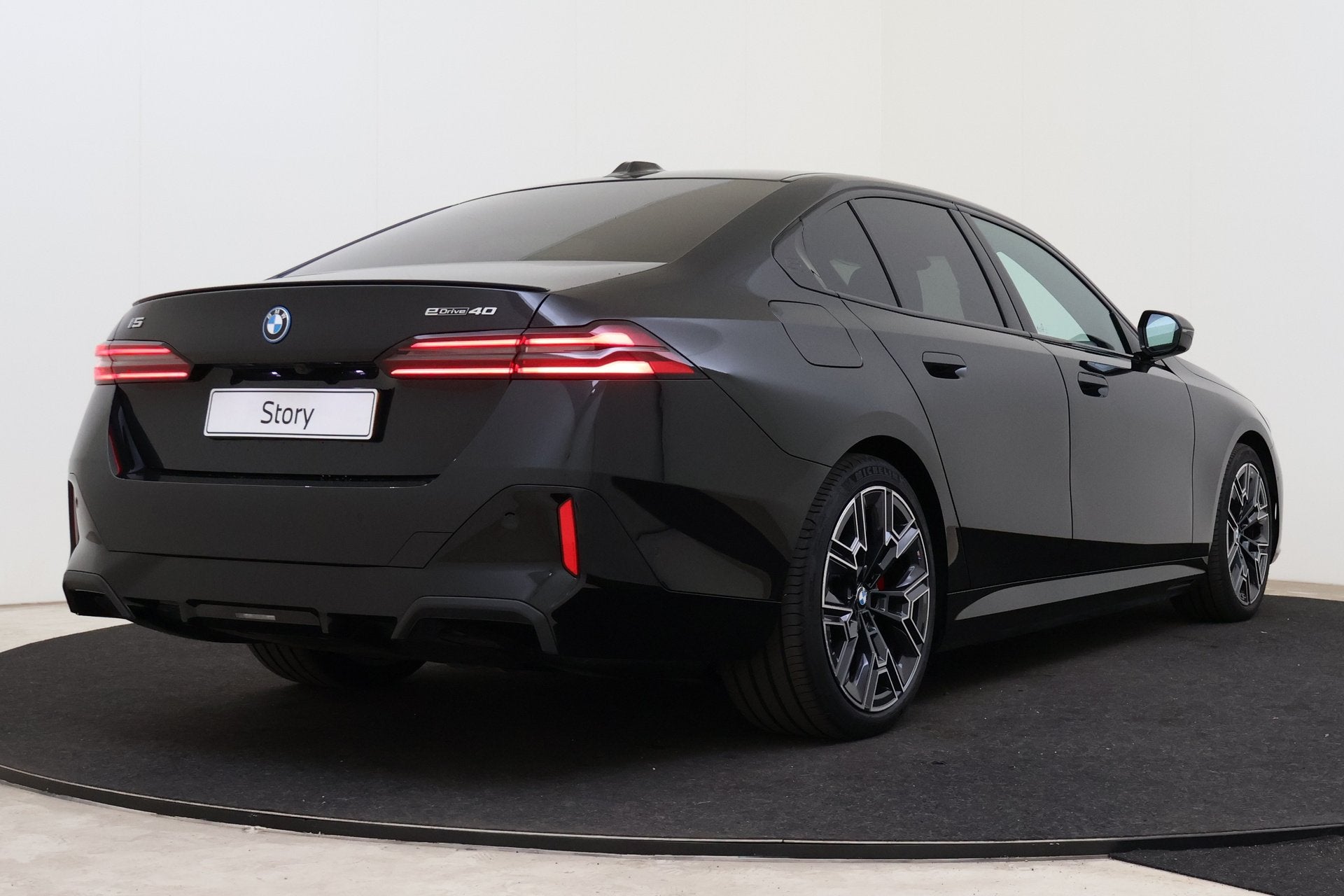 BMW i5 eDrive40 M Sport / Stoelverwarming / Achteruitrijcame, 2095 kg, Achterwielaandrijving, Gebruikt, Zwart