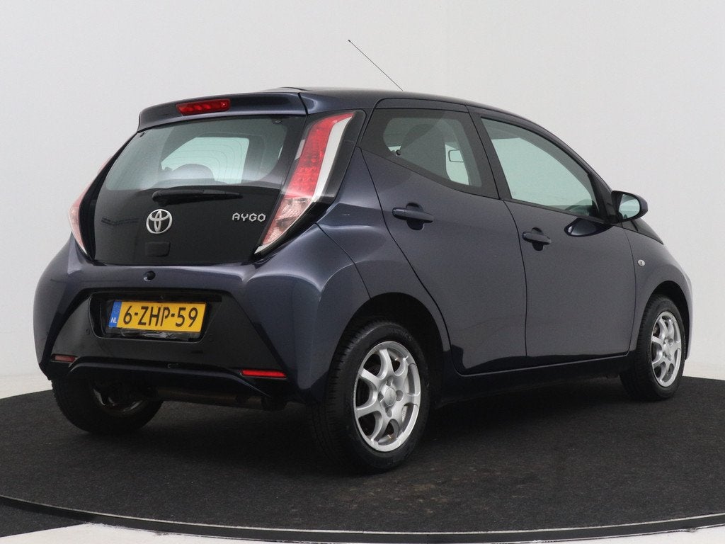 Toyota Aygo 1.0 VVT-i x-play (bj 2015, automaat), Auto's, Toyota, Stof, Gebruikt, Origineel Nederlands, Grijs