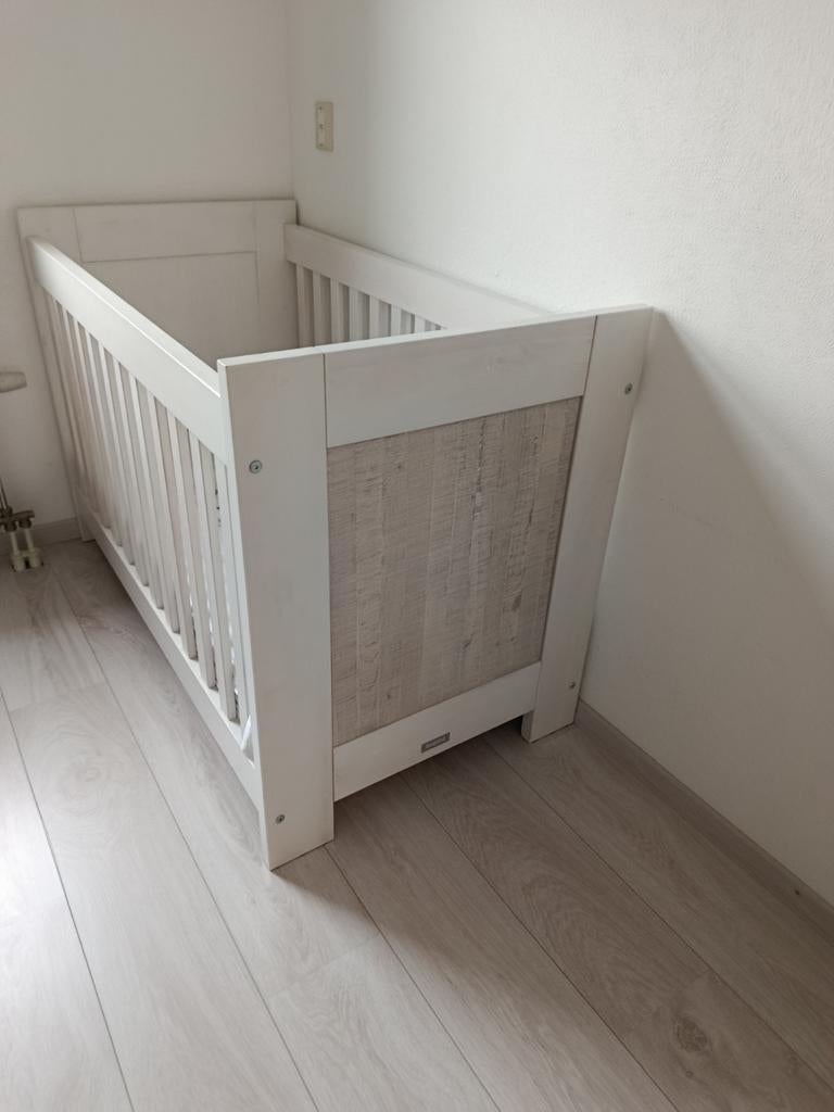 Bopita verstelbaar ledikant en grijze box op wieltjes, Ophalen, Zo goed als nieuw, Jongetje of Meisje
