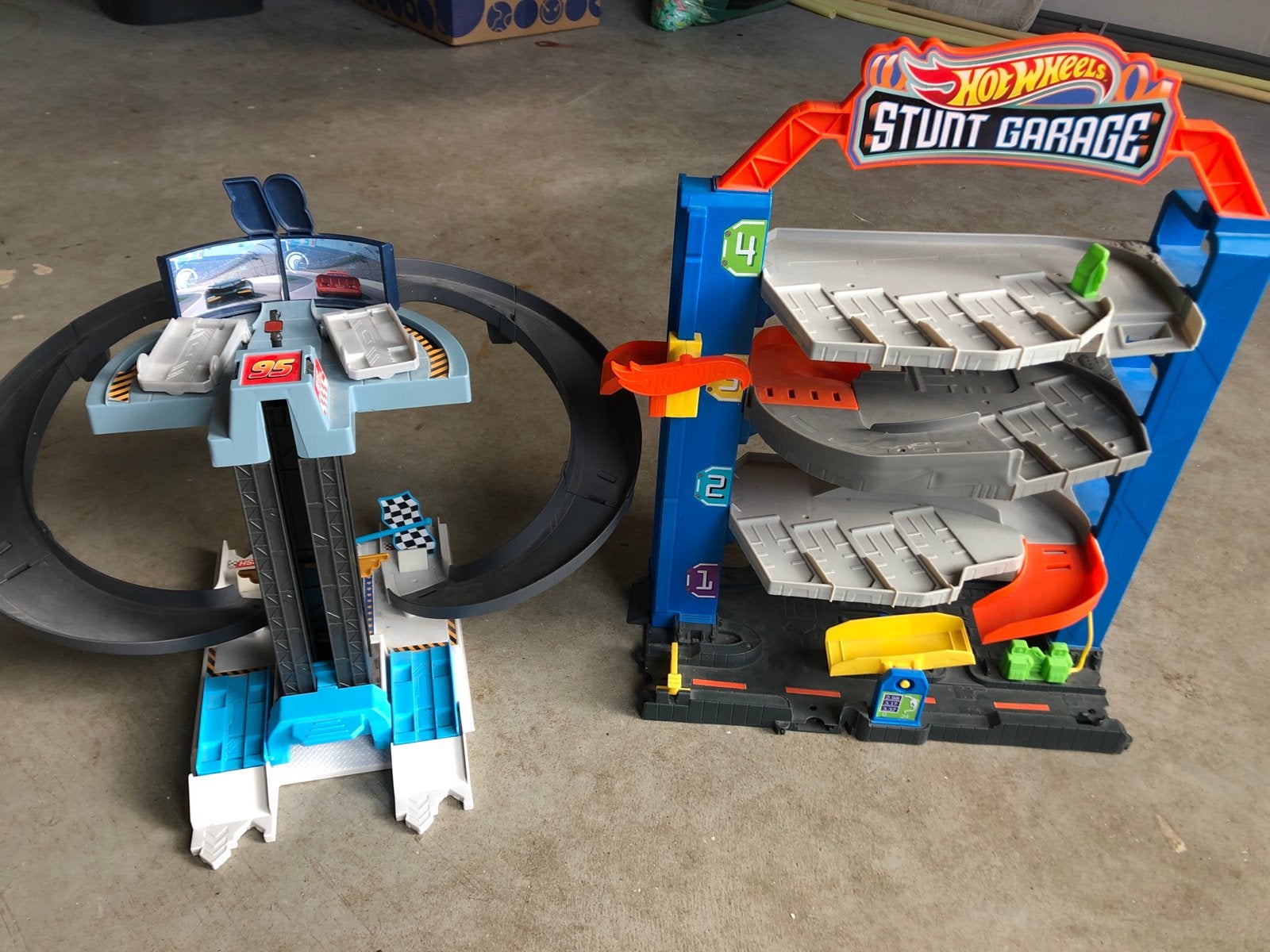 Hot Wheels Stunt Garage & Tweestrijd Racebaan Set, Ophalen, Hot Wheels, Racebaan, Gebruikt