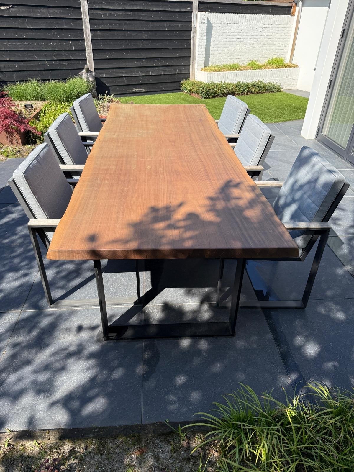 Boomstamtafel (mahonie) met 6 aluminium tuinstoelen, Ophalen, Eettafel, Hardhout, Meer dan 8 zitplaatsen