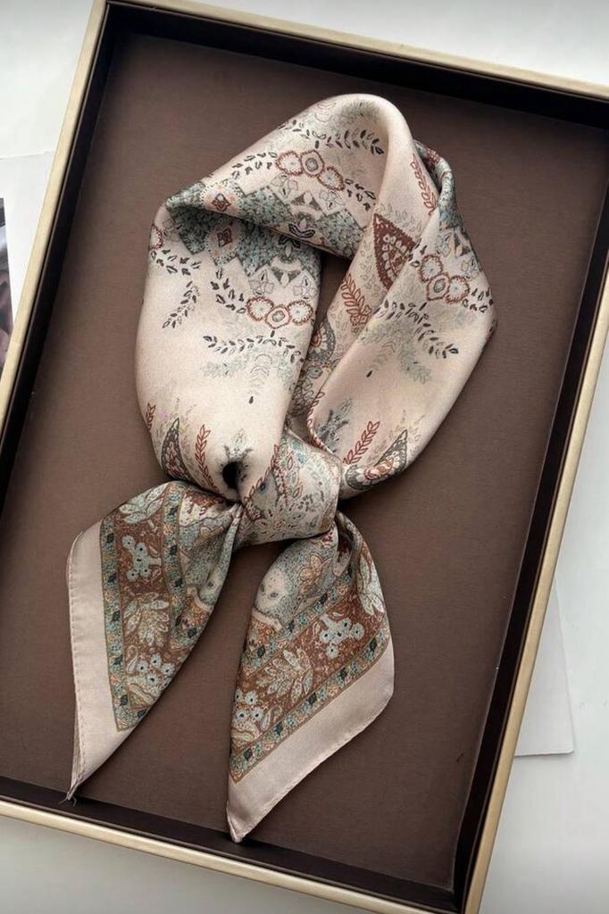 Nieuwe sjaal scarf zijde look 70x70cm, Kleding | Dames, Ophalen of Verzenden, Zo goed als nieuw