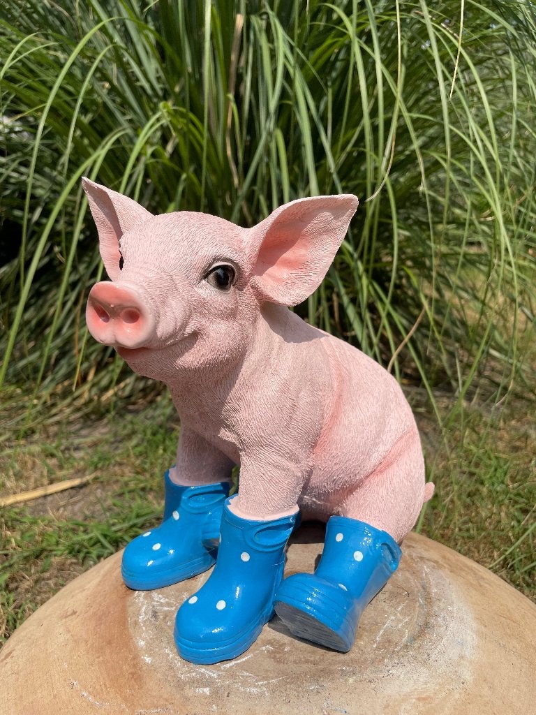 Varken laarsjes zittend, Blauw, boerderij, tuin, 25cm, Ophalen of Verzenden, Nieuw, Kunststof, Dierenbeeld