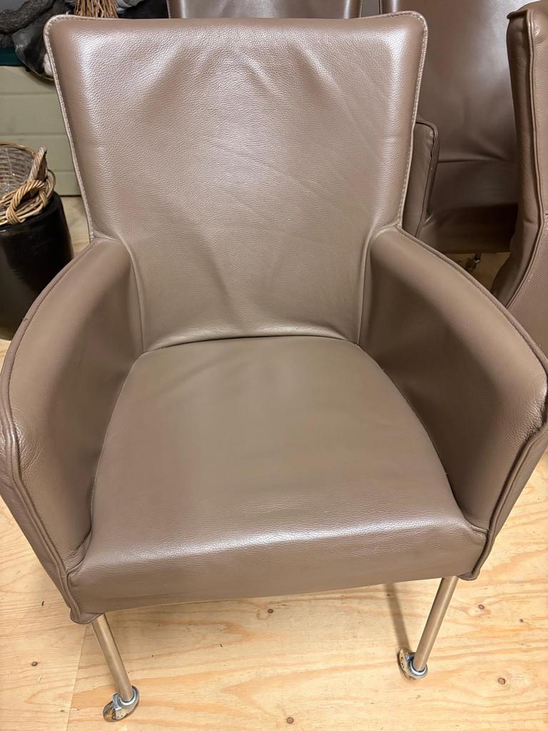 Vier lederen stoelen met wieltjes, Huis en Inrichting, Fauteuils, Ophalen, Zo goed als nieuw, Minder dan 75 cm, 50 tot 75 cm