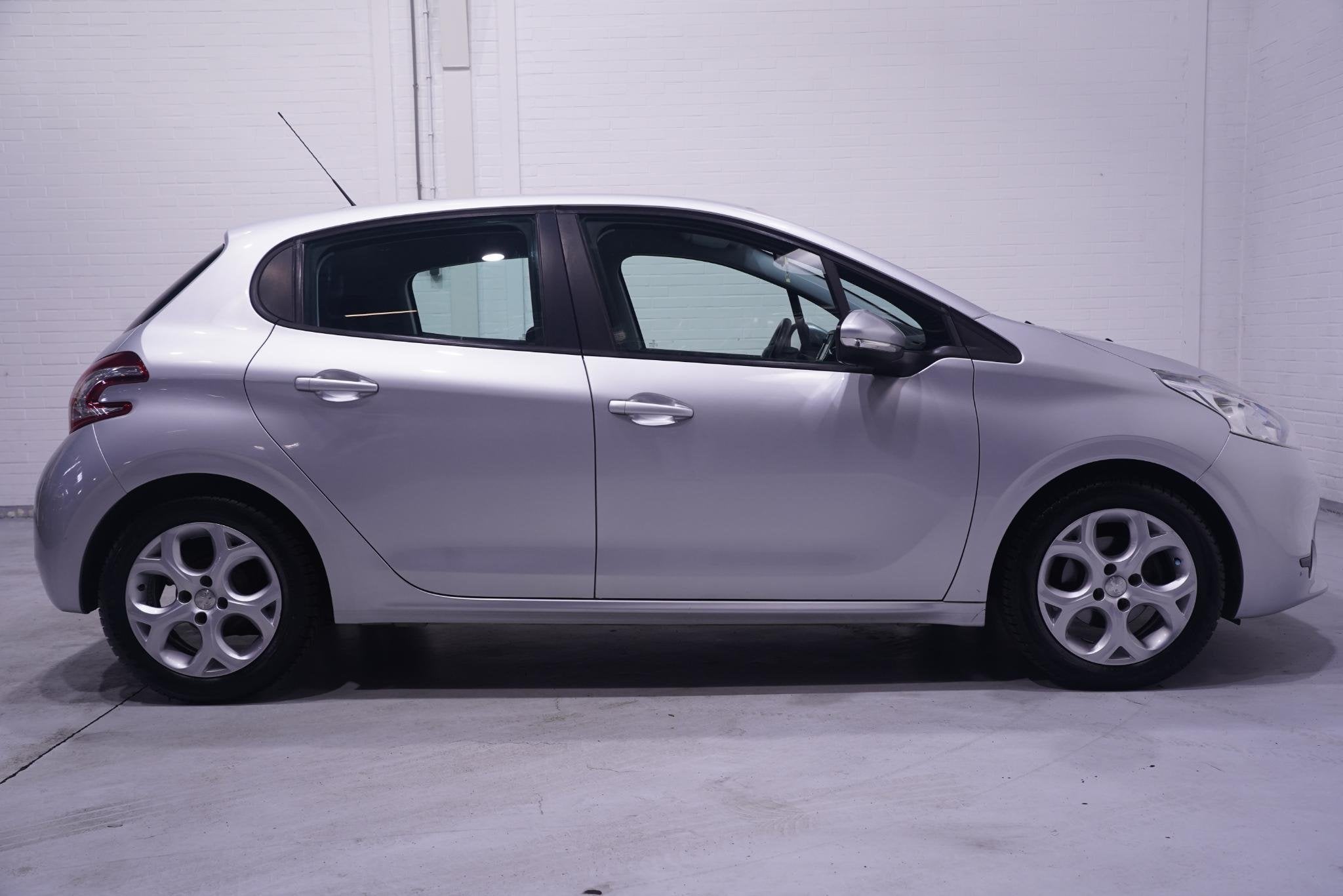 Foto 17 van Peugeot 208 1.2 VTi Blue Lease Navigatie Cruisecontrol