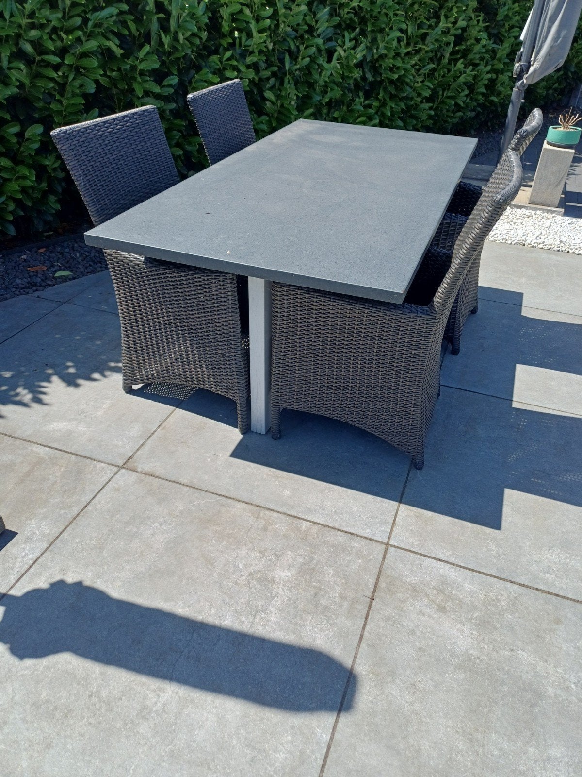 Basalt( natuursteen) tafel en 4 wicker stoelen.z.g.a.n, Ophalen of Verzenden, Gebruikt, Wicker