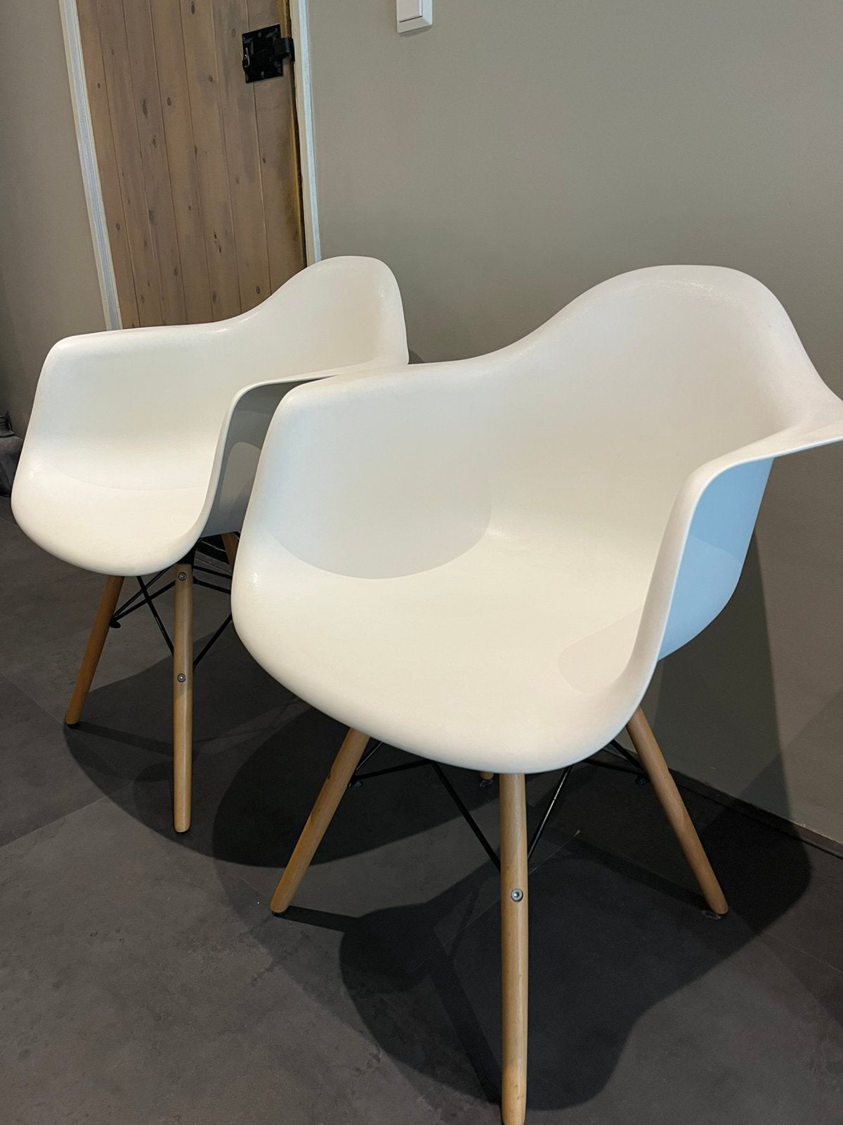 Witte Eames stijl stoelen met leuning - 2 stuks, Ophalen, Kunststof, Gebruikt, Twee