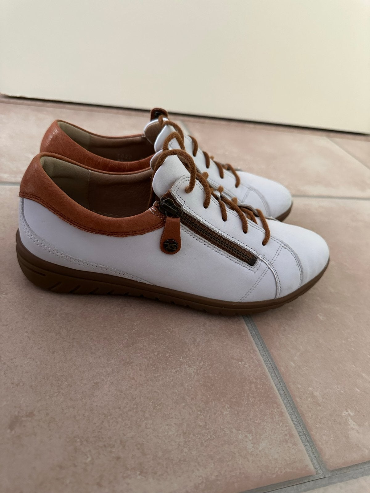 Hartjes witte leren sneakers met rits en bruine accenten, Wit, Ophalen of Verzenden, Sneakers of Gympen, Zo goed als nieuw