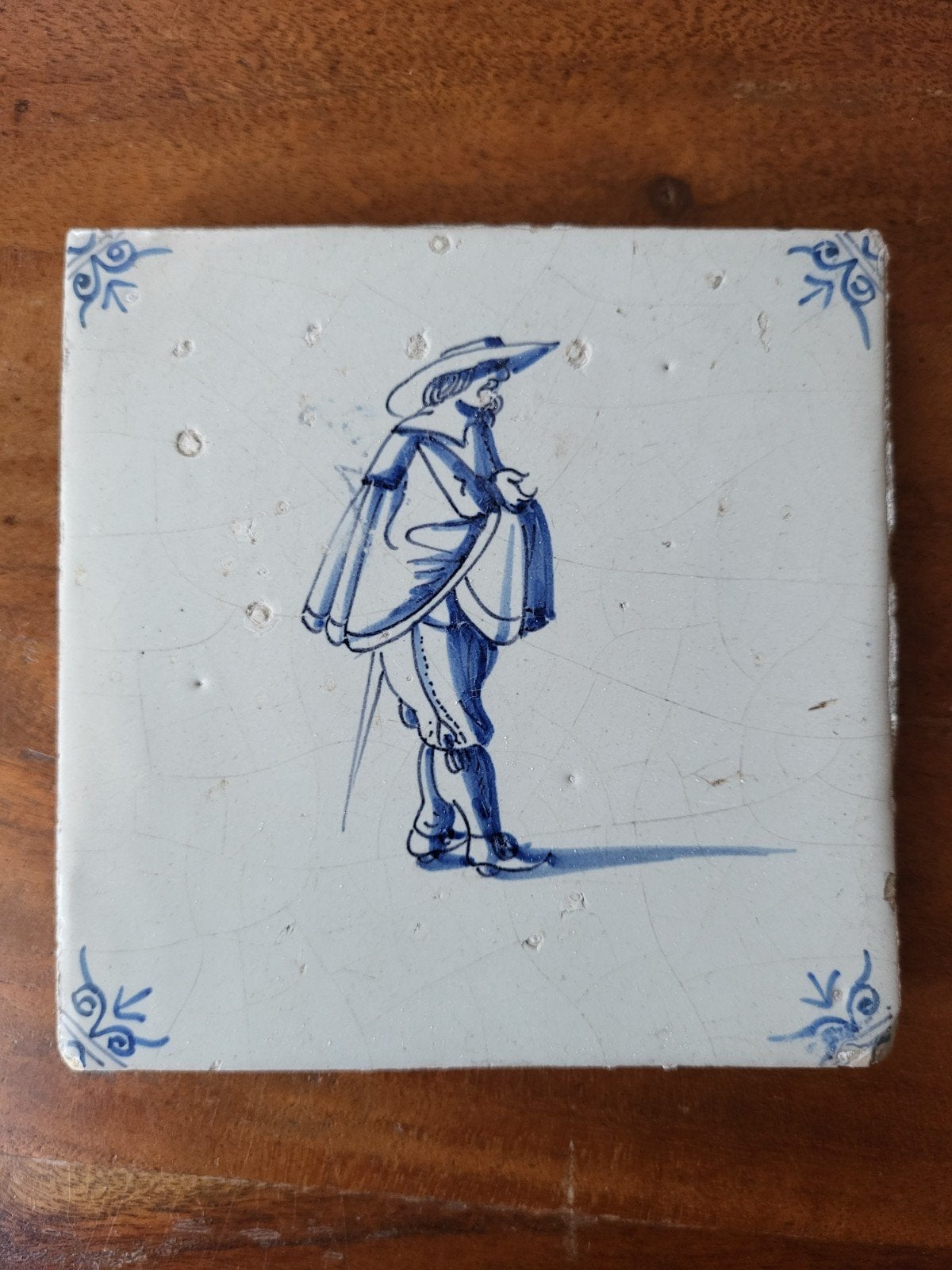 Antieke 17e eeuwse Delfts Blauwe Tegel met Musketier, Antiek en Kunst, Antiek | Wandborden en Tegels, Ophalen of Verzenden