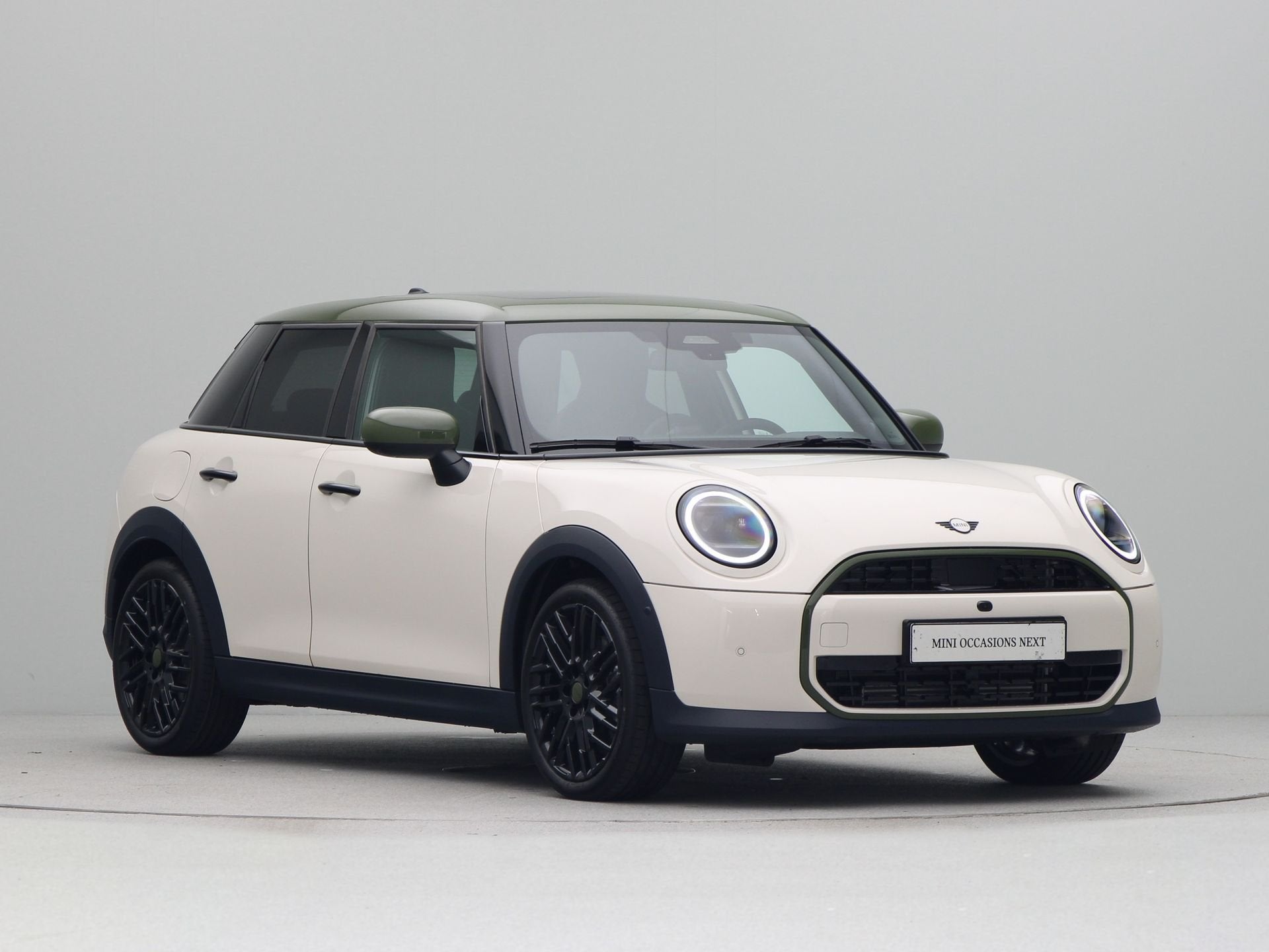 MINI 5-deurs Cooper C Paul Smith Edition Pakket L (bj 2026), 156 pk, Wit, Bedrijf, 3 cilinders