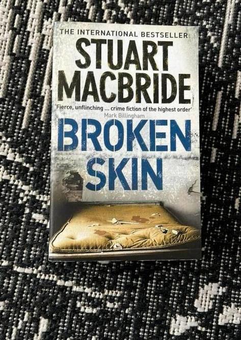 Boek Broken skin te koop, Ophalen of Verzenden, Gelezen