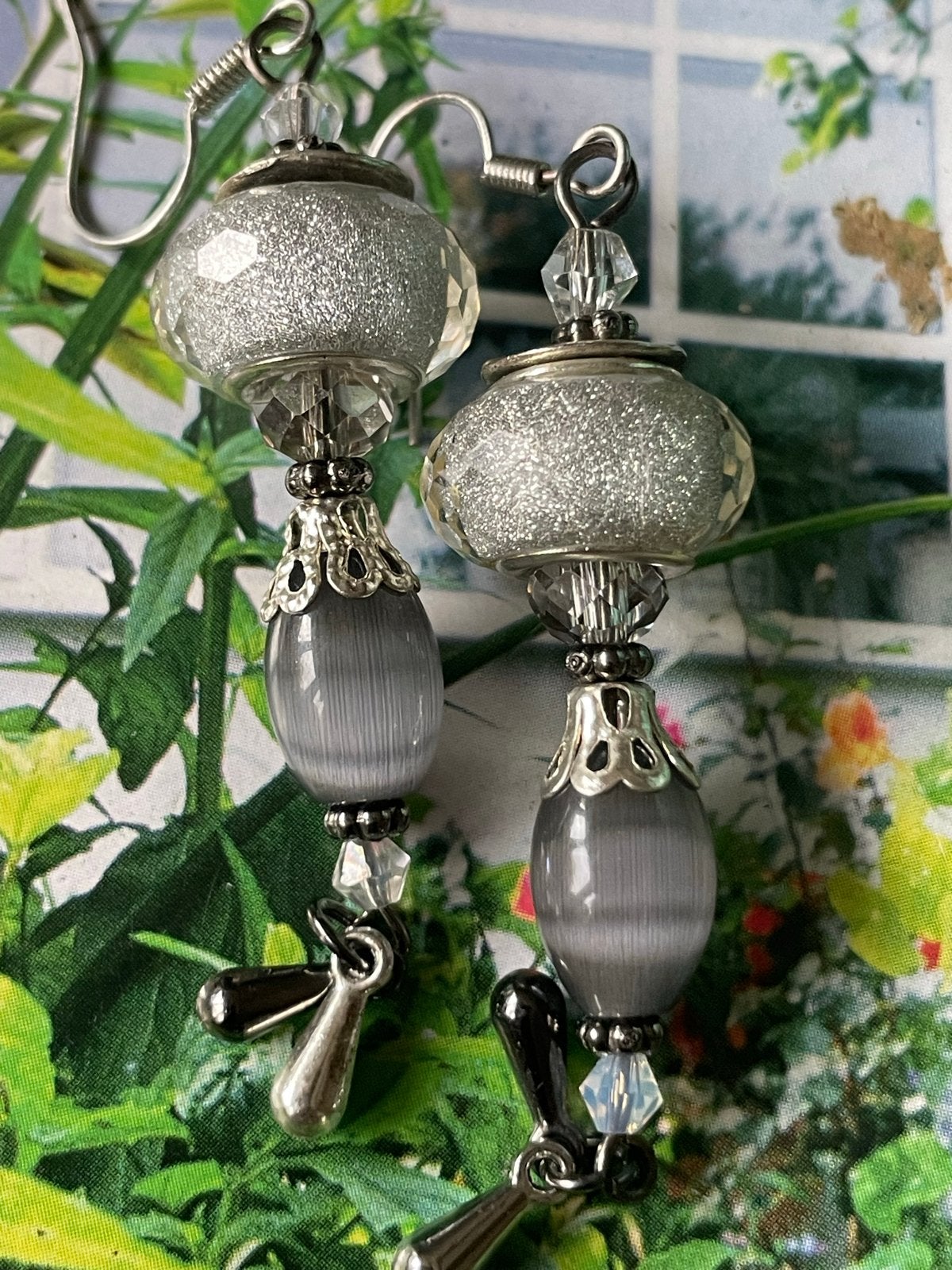 Elegante zilverkleurige oorbellen met glinsterende kralen, Met kristal, Overige materialen, Hangers, Nieuw