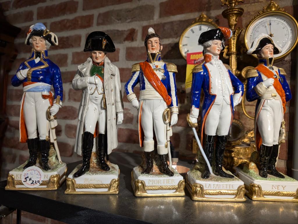 5 porseleinen beeldjes. €220. 27 cm hoog, Ophalen