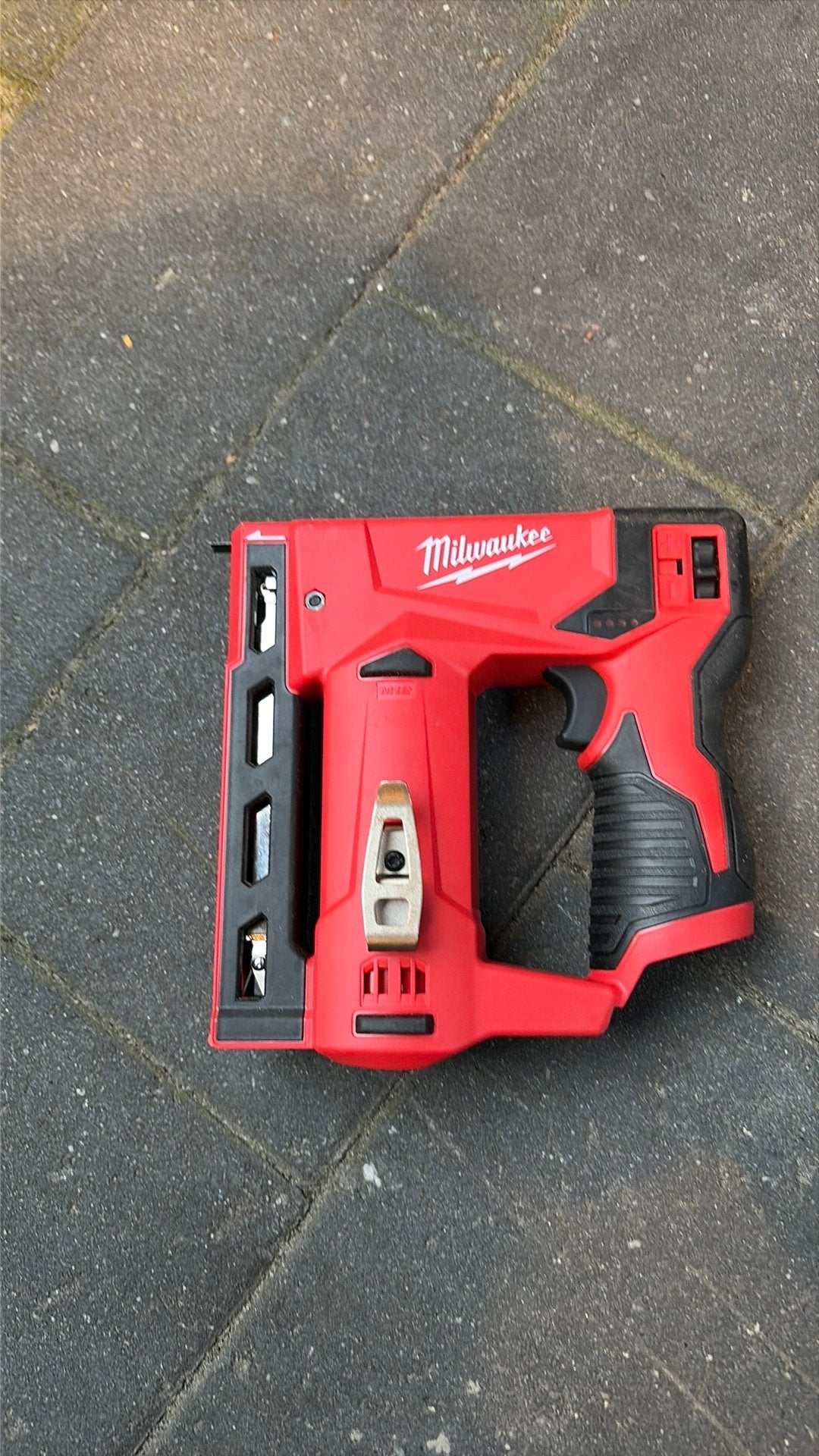 Milwaukee M12 BST-0 accu tacker (body) 12V Li-ion, Doe-het-zelf en Verbouw, Gereedschap | Boormachines, Ophalen of Verzenden, Zo goed als nieuw