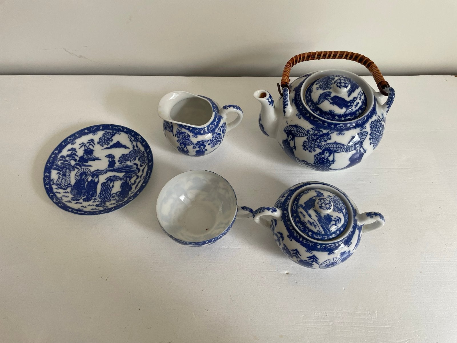 Vintage Aziatisch theeservies met Geisha-motief, Huis en Inrichting, Keuken | Servies, Aziatisch, Gebruikt, Overige merken, Keramiek