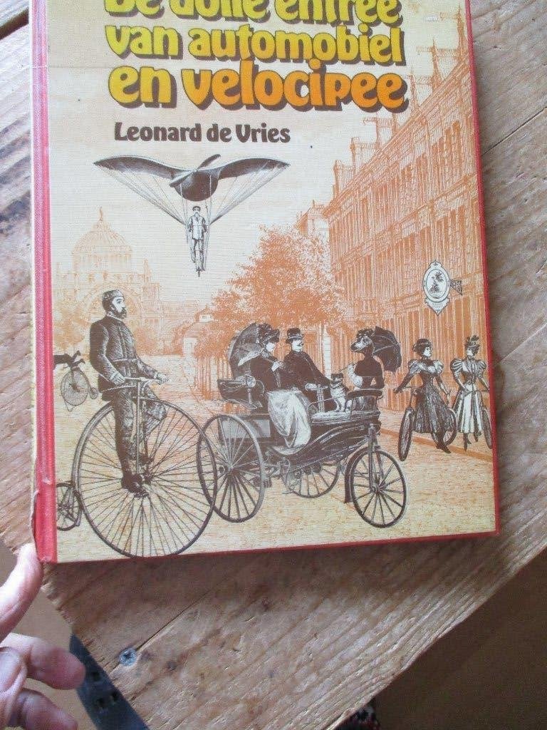 Leonard de Vries "De Dolle entree van automobiel en velo-, Ophalen of Verzenden, Gelezen, Leonard de Vries, Overige vervoermiddelen