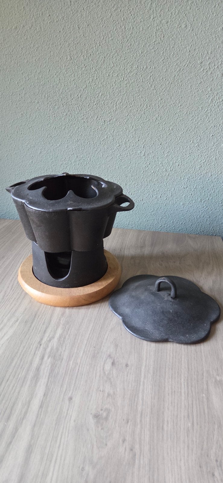Gietijzeren fonduepan met brander en houten onderzetter, Ophalen