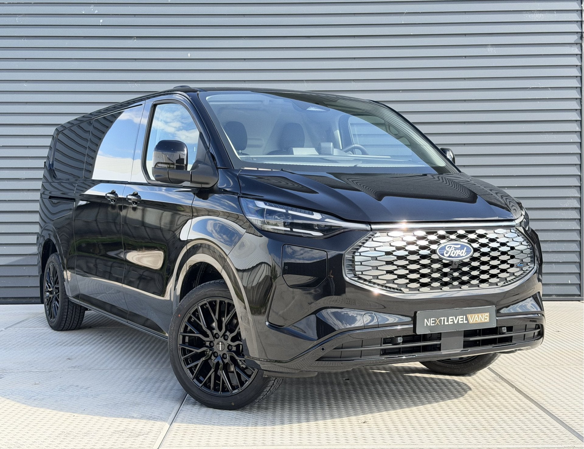 Ford E-Transit Cust. 340 L2H1 Limited 71 kWh | Dubbele Schui, Auto's, Bestelauto's, Automaat, Achterwielaandrijving, Gebruikt