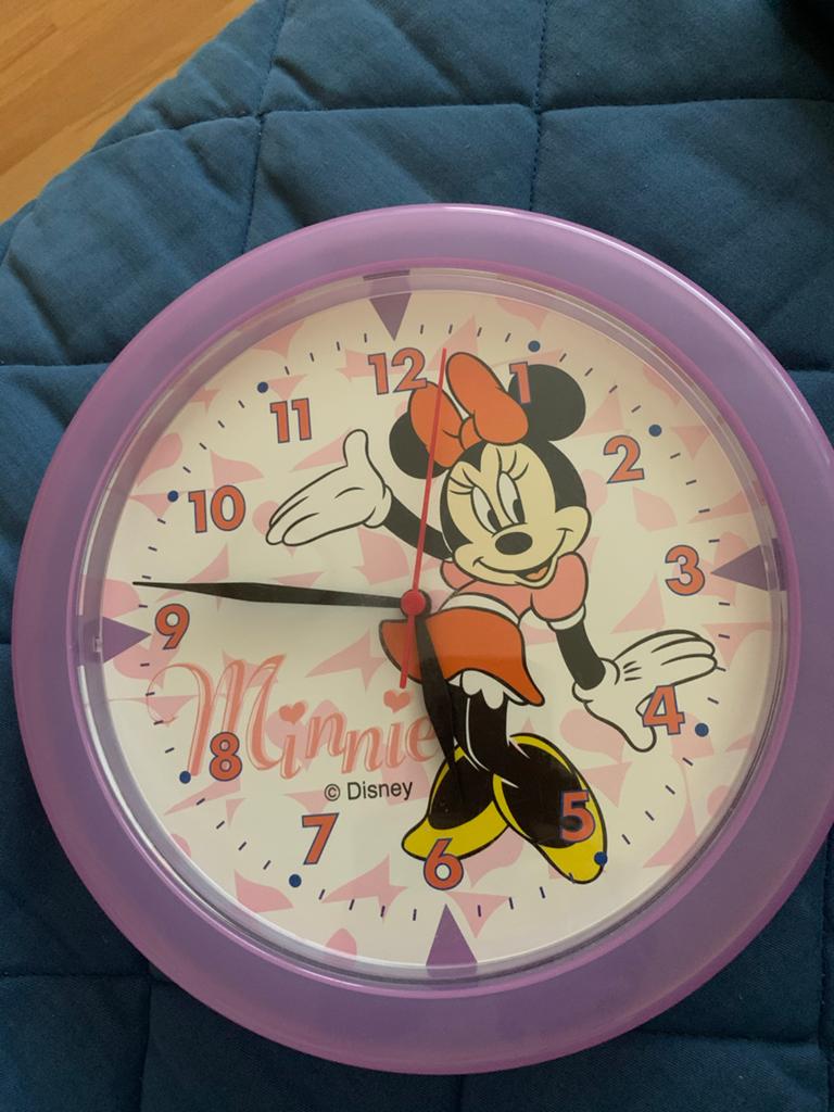 Minnie Mouse Wandklok - Perfect voor Kinderkamer, Ophalen of Verzenden, Zo goed als nieuw, Analoog, Wandklok