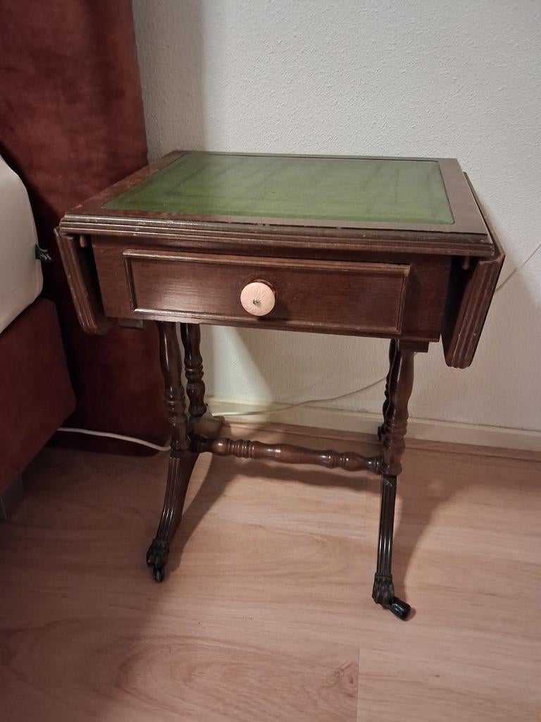 Antieke bijzettafel met lade en groen leren blad, Antiek en Kunst, Antiek | Meubels | Tafels, Ophalen