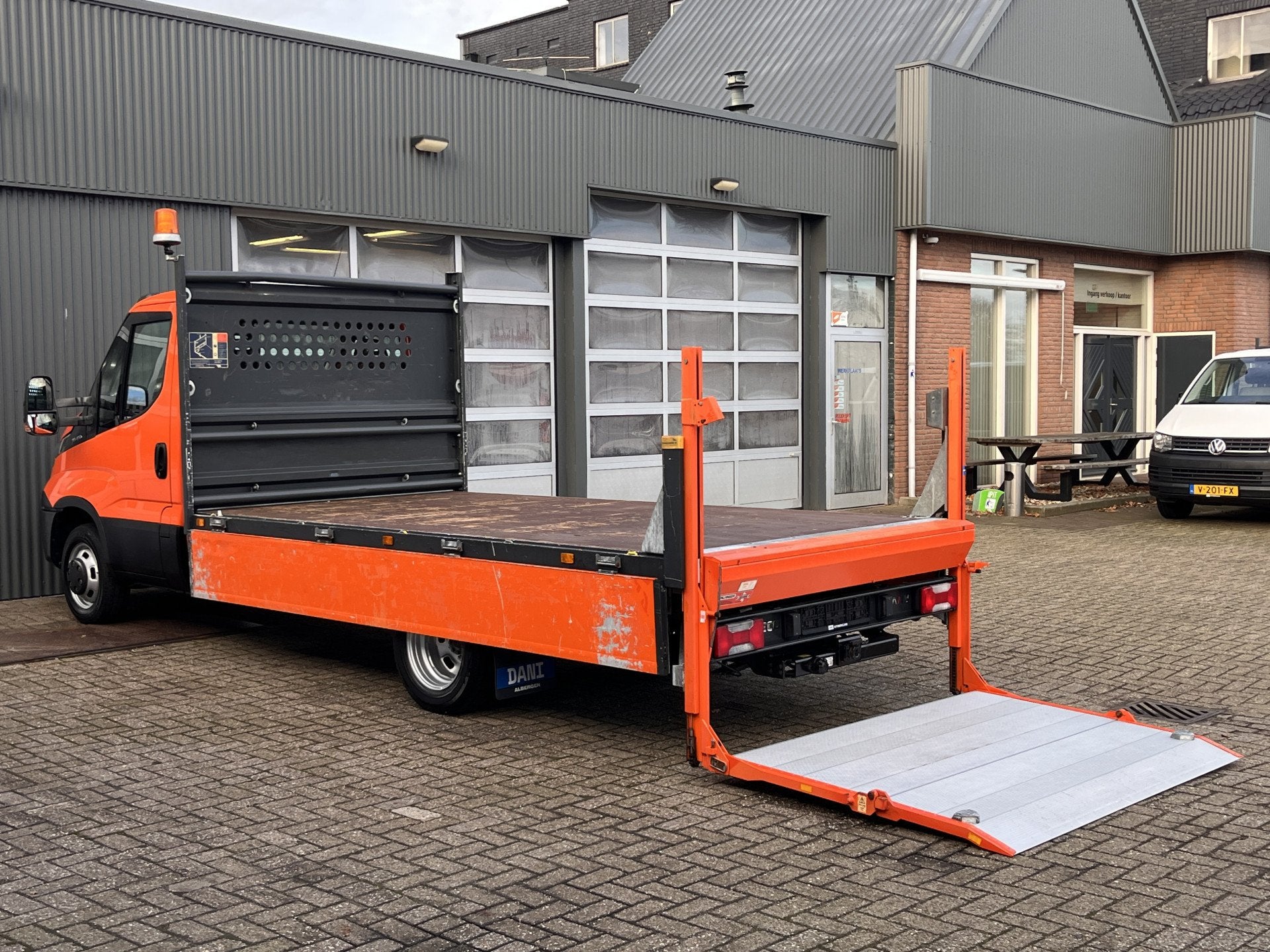 Iveco Daily 35C15 2.3 375 Trekhaak 3500kg Laadklep 500kg Nav, Auto's, Bestelauto's, Gebruikt, Zwart, Iveco, 2520 kg