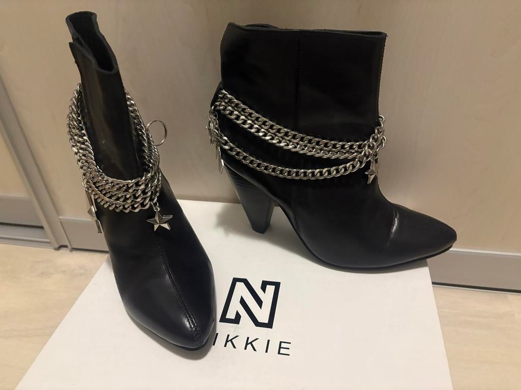 Nikkie Chain Ankle Boots - Maat 38, Ophalen of Verzenden, Zo goed als nieuw, Zwart, Lage of Enkellaarzen