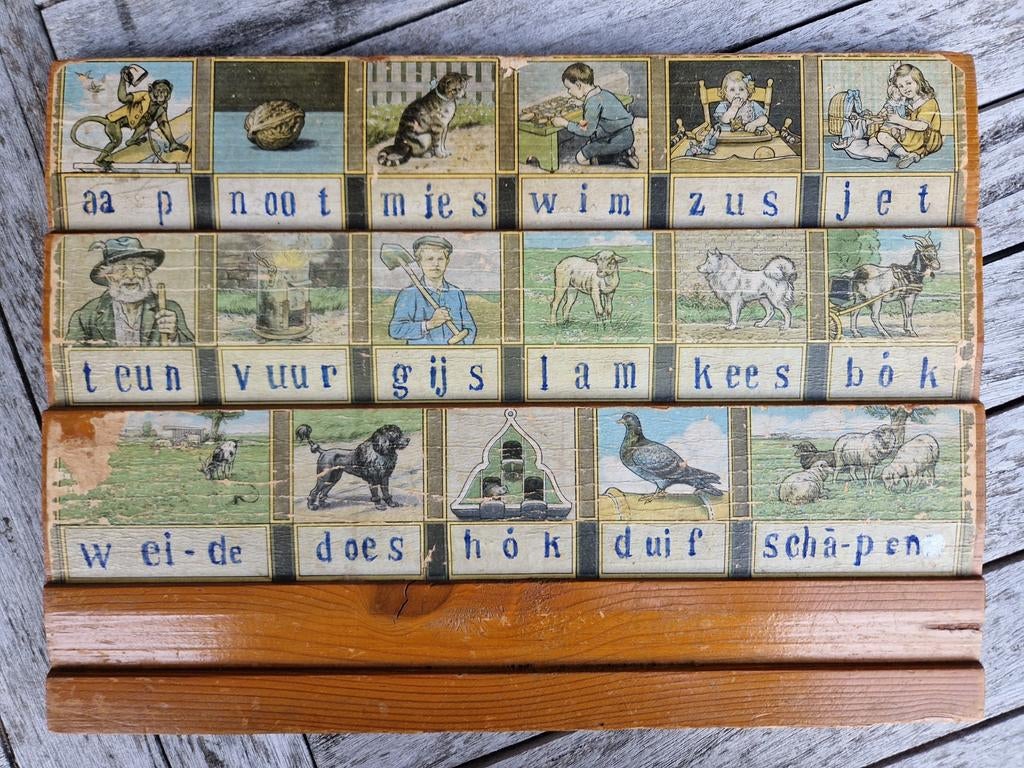 Hoogeveen's Leesplankje met 2 originele Letterdoosjes, Antiek en Kunst, Ophalen of Verzenden