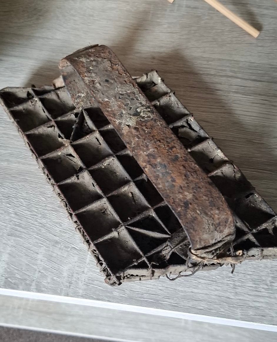 Oude roestige wafelijzer - Antiek decoratiestuk, Ophalen of Verzenden