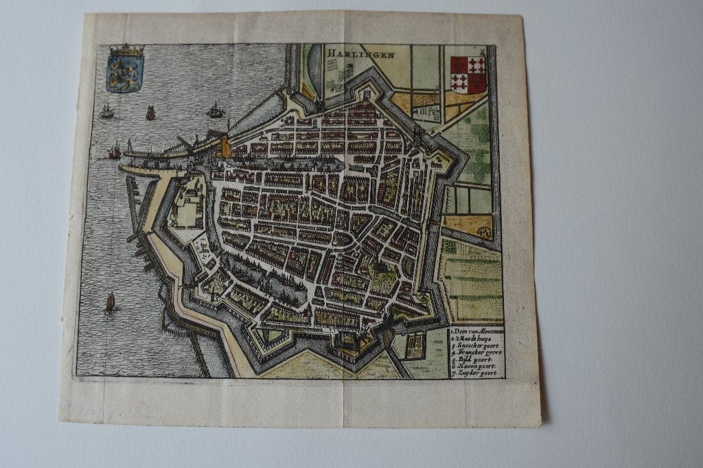 HARLINGEN PLATTEGROND ANNO 1662 L. GUICCIARDINI Gravure GC3, Cartografie, Met wapenschild, Gravure, 13 cm